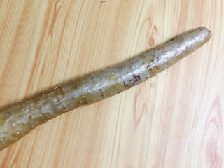 1、蜂蜜山药,准备好一根铁棍山药。