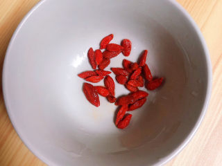 2、蜂蜜山药,准备一些枸杞子。