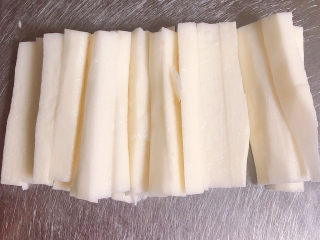 4、蜂蜜山药,将山药切成小段。