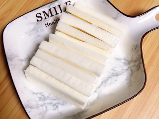 5、蜂蜜山药,将山药摆入盘中。