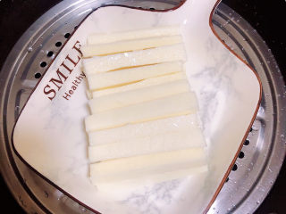 6、蜂蜜山药,将盘子放入蒸锅中，中大火蒸10分钟。