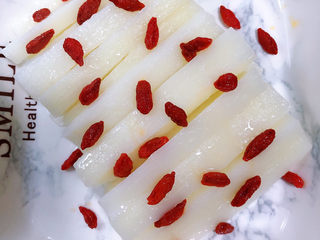8、蜂蜜山药,撒上一些枸杞子。