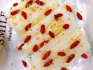 10、蜂蜜山药,撒上一些桂花，继续蒸3-5分钟。让蜂蜜侵入山药中。