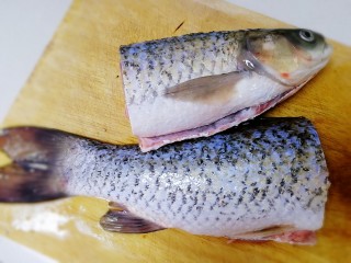 2、红烧草鱼,一条快3斤了，吃不完切开烧一半。