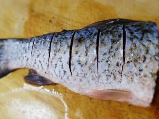 3、红烧草鱼,把鱼两面切几刀，烧的时候容易入味。