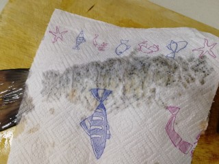 4、红烧草鱼,厨房用纸把鱼表面水份吸干，下锅的时候不易嘣油。