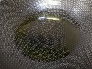 6、红烧草鱼,锅内倒入适量油。