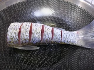 7、红烧草鱼,油热放入草鱼，文火煎3分钟。（这3分钟不要动）