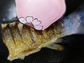 9、红烧草鱼,倒入白酒大火烹香去除腥味。