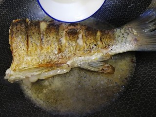 11、红烧草鱼,大火烹香。