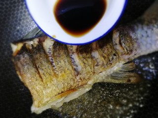 12、红烧草鱼,倒入醋大火烹下，去腥。