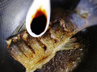 14、红烧草鱼,淋上半勺老抽。