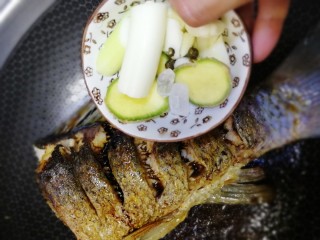 15、红烧草鱼,倒入葱姜蒜，冰糖，花椒粒。