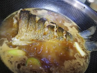 17、红烧草鱼,大火烧开。