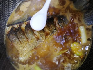 18、红烧草鱼,放入一小勺盐。