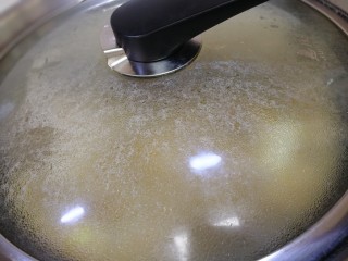 19、红烧草鱼,盖上盖子，文火烧至汤汁浓稠。