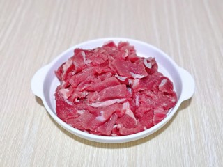 1、芹菜炒牛肉,买牛肉的时候请店家帮忙切好的,回来冷水冲洗干净。