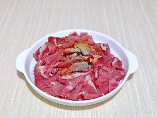 2、芹菜炒牛肉,加入生抽,料酒,胡椒粉,戴上食品手套,抓拌均匀。