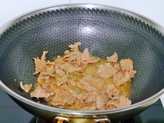 7、芹菜炒牛肉,翻炒至变色盛出备用。