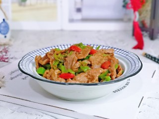 10、芹菜炒牛肉,盛出装盘,即可食用。