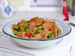 13、芹菜炒牛肉,牛肉片嫩滑可口,颜色搭配,营养均衡。