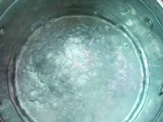 3、艾草煎蛋,锅中烧开水