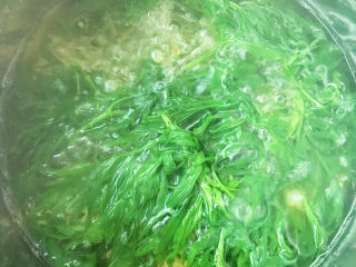 4、艾草煎蛋,放入艾叶焯水2分钟