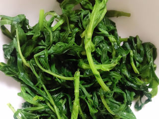 5、艾草煎蛋,捞出