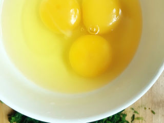 8、艾草煎蛋,鸡蛋打入碗中