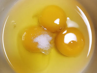 9、艾草煎蛋,放少许盐