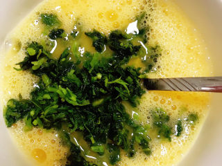 11、艾草煎蛋,放入艾草碎