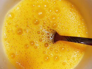 10、艾草煎蛋,打散