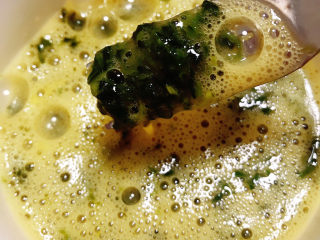 12、艾草煎蛋,搅拌均匀