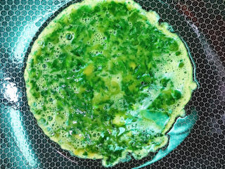 14、艾草煎蛋,倒入蛋液