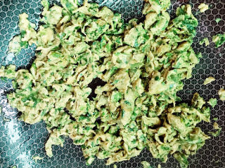 15、艾草煎蛋,炒至凝固