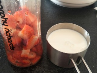 3、草莓奶昔????—少女心爆棚,准备125ml牛奶