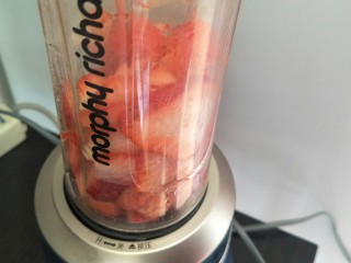 4、草莓奶昔????—少女心爆棚,先把草莓放入榨汁机中。榨成草莓果泥