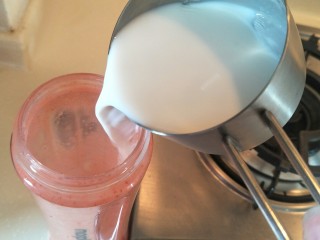 5、草莓奶昔????—少女心爆棚,再牛奶倒入草莓果泥中。