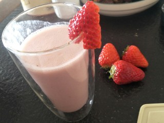 7、草莓奶昔????—少女心爆棚,新鲜健康⭐草莓奶昔就完成了。