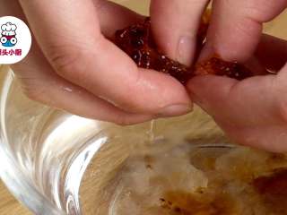 2、养颜桃胶木瓜盅,掰成小块装入碗中，加入少许清水，放入上汽的蒸锅蒸30分钟，取出备用