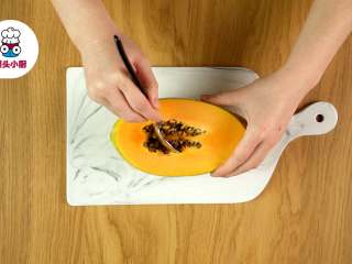 3、养颜桃胶木瓜盅,木瓜1个横向切掉三分之一，挖去籽