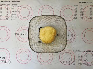 3、爆浆紫薯仙豆糕,揉搓成面团盖上保鲜膜松弛半个小时。