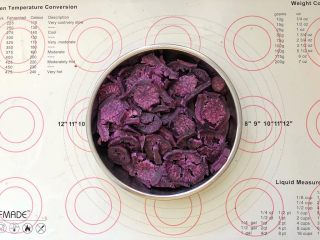 5、爆浆紫薯仙豆糕,取出放凉后称取350克。