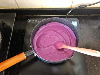 8、爆浆紫薯仙豆糕,把紫薯糊倒入锅中。