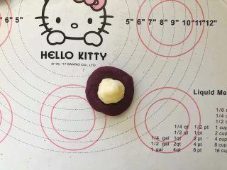 11、爆浆紫薯仙豆糕,取一个按扁,包入一个10克的马苏里拉奶酪馅儿。