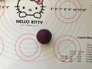 12、爆浆紫薯仙豆糕,慢慢收紧收口,捏紧后揉圆。