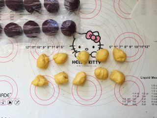 13、爆浆紫薯仙豆糕,把面团分成10等份,大约每个18克。