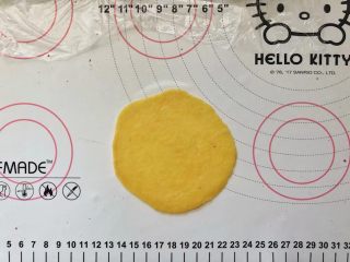 14、爆浆紫薯仙豆糕,取一个面团擀成圆形薄片。