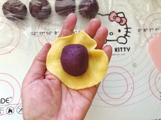 15、爆浆紫薯仙豆糕,放入一个紫薯馅儿。