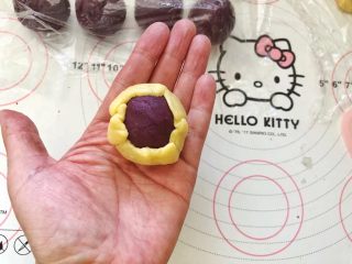 16、爆浆紫薯仙豆糕,向上慢慢收紧收口。